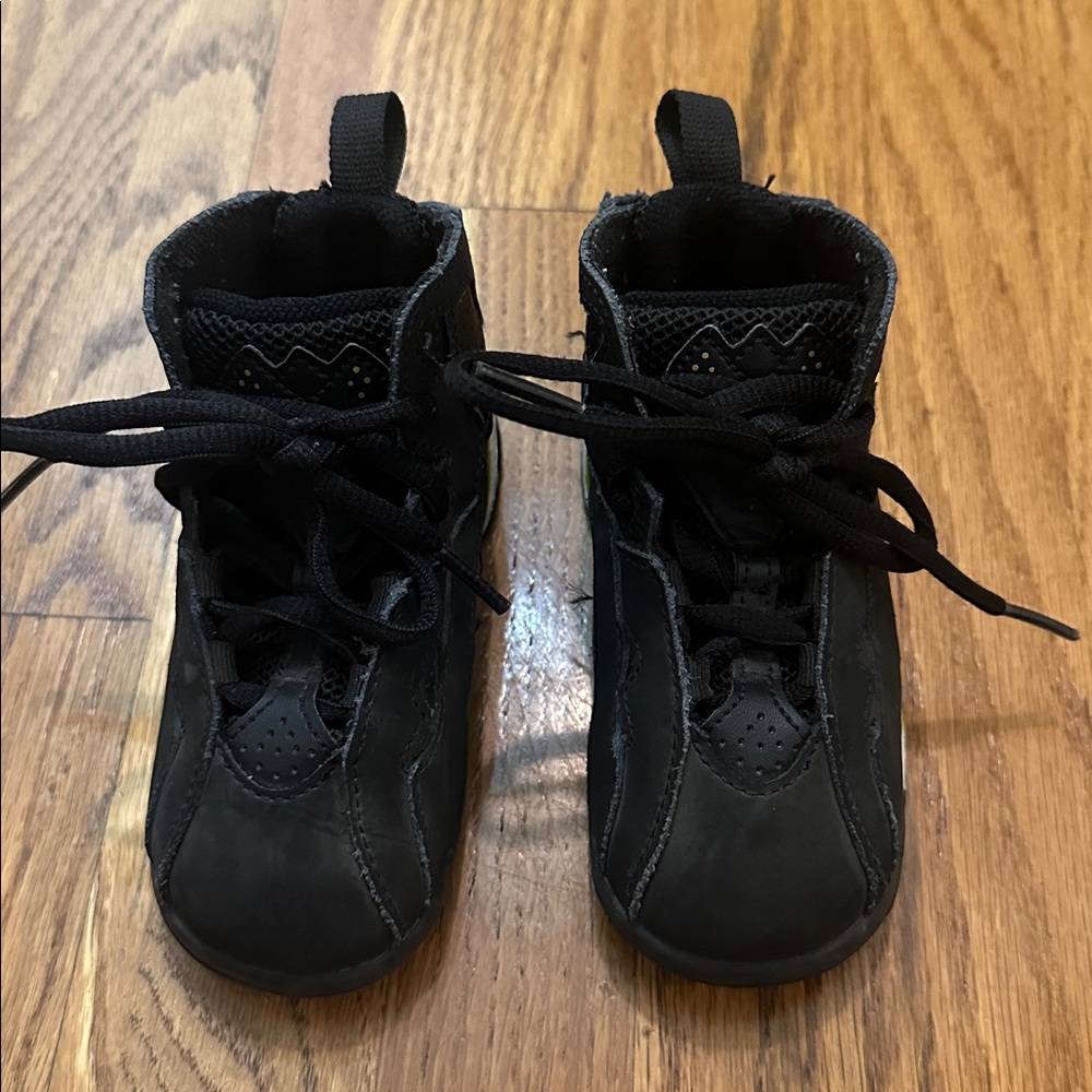🛍️SAKE🛍Jordan True Flight Black Metallic Gold White High-Top Sneakers for Kids - Picture 2 of 6